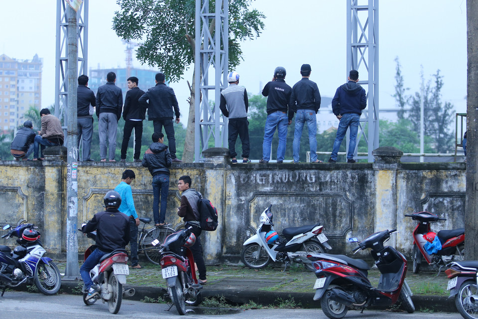 Nhiều cổ động viên trèo lên tường theo dõi buổi tập của Sông Lam Nghệ An ở sân phụ đối diện. (Ảnh: Minh Chiến/Vietnam+)