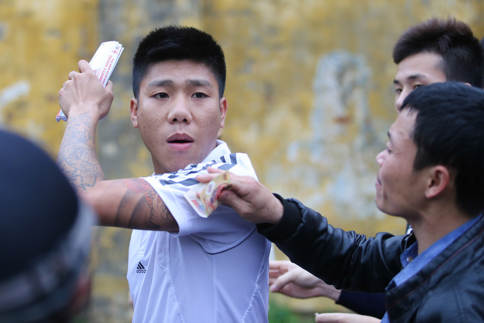 Tay phe vé này đã kiếm được một xấp vé lớn và từ chối bán lại vé cho người hâm mộ. (Ảnh: Minh Chiến/Vietnam+)