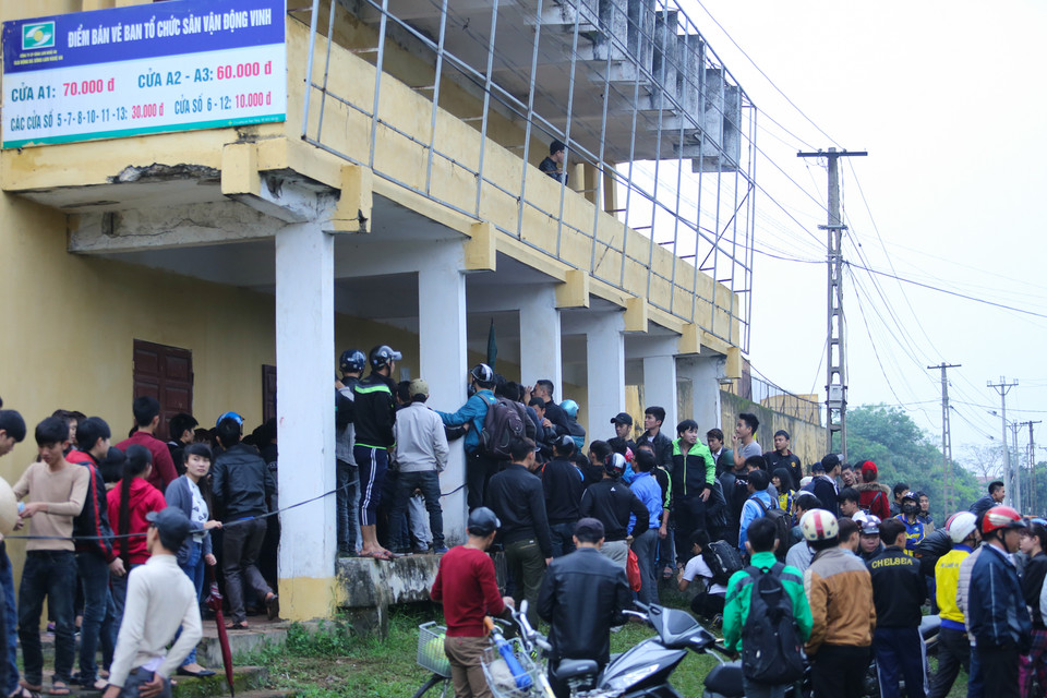 Khu bán vé trước cổng khán đài B sân Vinh có đường dây diện được đặt ở vị trí rất thấp. (Ảnh: Minh Chiến/Vietnam+)