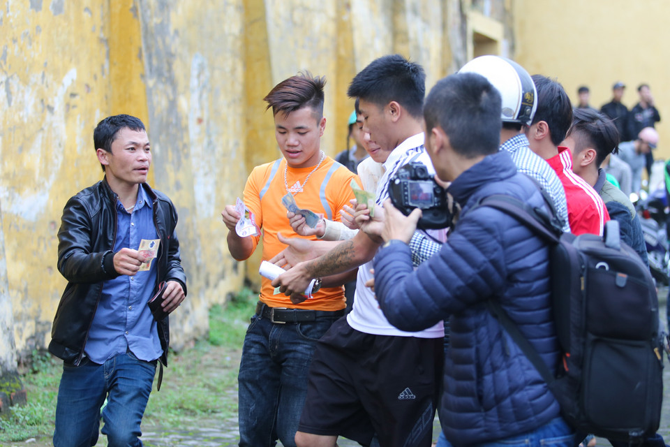 Cuối cùng, trong vòng vây của “fan” cuồng, anh ta đã phải bán lại các tấm vé của (Ảnh: Minh Chiến/Vietnam+)mình.