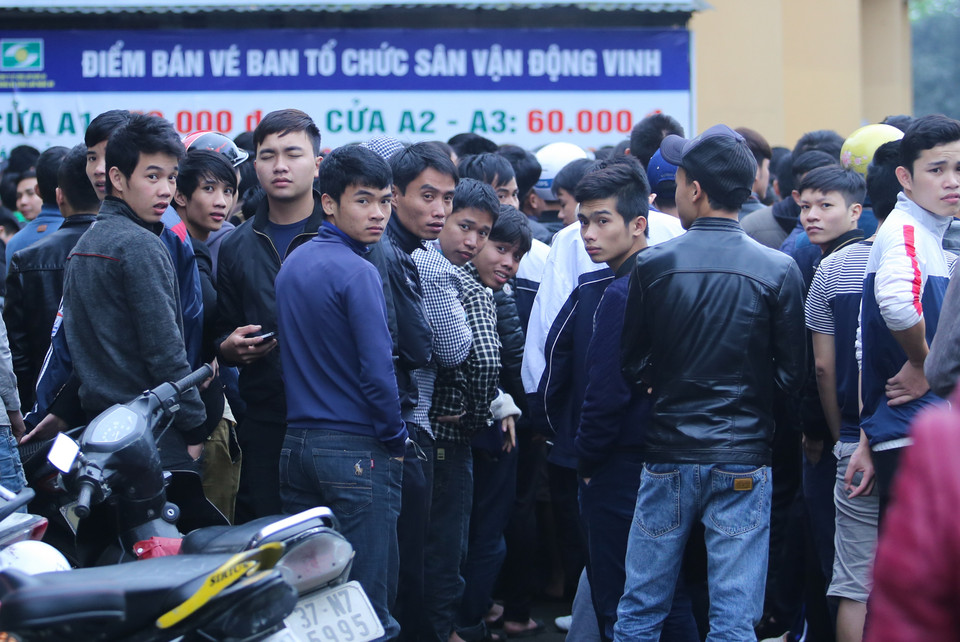 Hàng nghìn cổ động viên đứng nhiều giờ liền xung quanh các khu bán vé đặt cạnh sân Vinh. (Ảnh: Minh Chiến/Vietnam+)