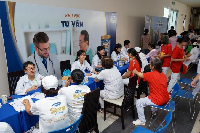 Các Bác sĩ Trung tâm dinh dưỡng Vinamilk tư vấn sức khỏe và chế độ dinh dưỡng cho người cao tuổi tham gia chương trình. (Ảnh: PV)