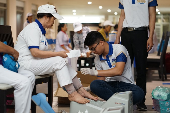 Vinamilk tổ chức từ vấn và đo loãng xương miễn phí cho người cao tuổi tham gia chương trình. (Ảnh: PV)