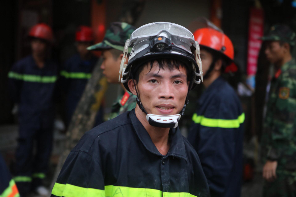 Trời càng sáng rõ, đội cứu hộ càng gặp khó khăn vì thời tiết nắng nóng. (Ảnh: Minh Sơn/Vietnam+)