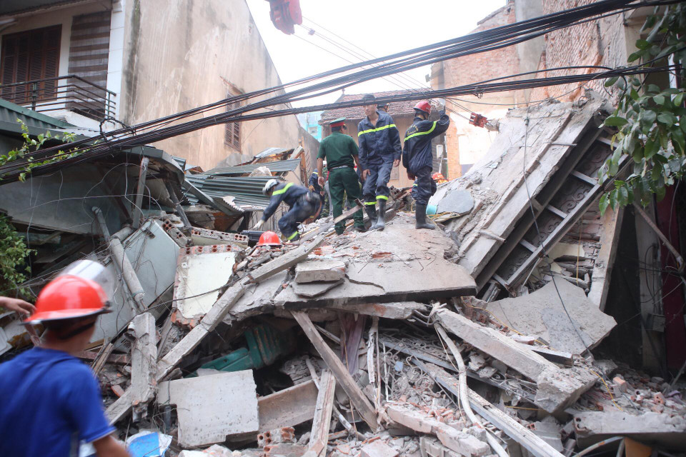 Cho tới hơn 6h, các lực lượng chức năng vẫn đang nỗ lực làm nhiệm vụ. (Ảnh: Minh Sơn/Vietnam+)