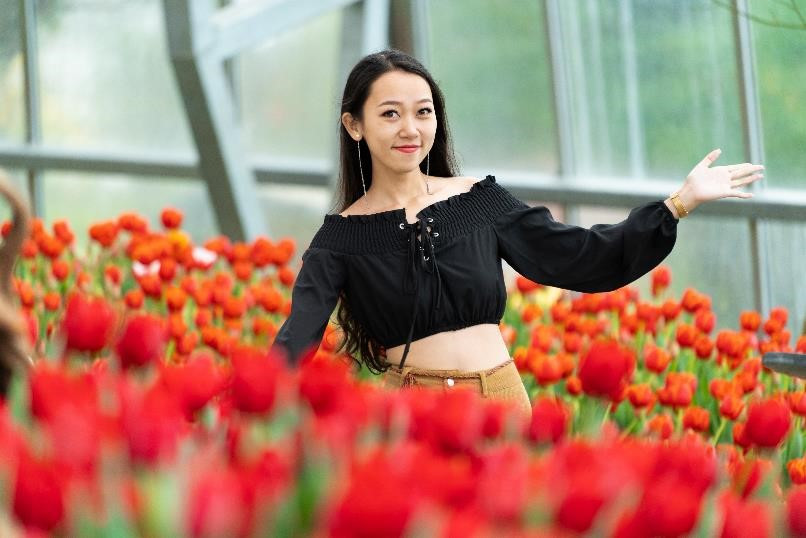 Với một chiếc điện thoại chụp ảnh ảo diệu, các bạn trẻ bước vào khu vườn tuylip sẽ ngay lập tức cho ra ngay hàng trăm góc ảnh. (Ảnh: CTV)