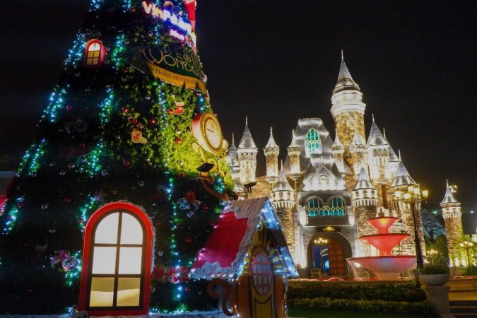 Không gian lung linh ánh đèn của những tòa lâu đài Châu Âu tại Quảng trường Thần thoại. (Ảnh: CTV)