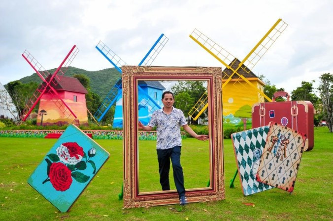 Mô hình 3D gương thần trước cối xay gió cùng những quân bài khổng lồ là những khung hình độc nhất vô nhị tái hiện những thước phim thần thoại “Alice in Wonderland”. (Ảnh: CTV)