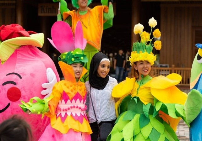 Ngay cả du khách nước ngoài cũng vô cùng thích thú và tranh thủ tạo dáng để check-in. (Ảnh: CTV)