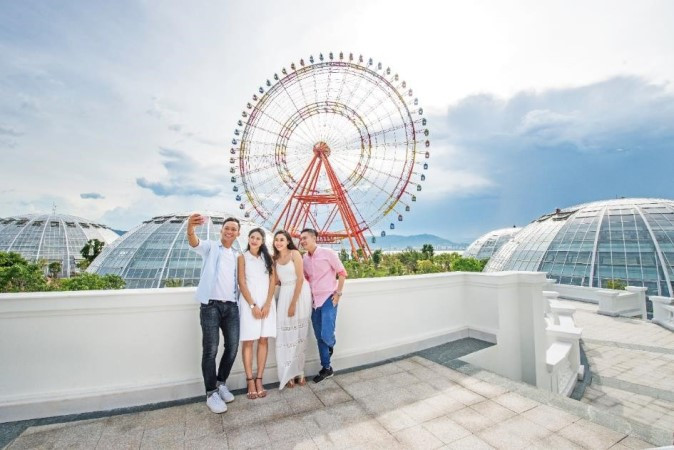 hỉ cần lùi vài bước chân là du khách đã có ngay những khung hình xanh mát, thấp thoáng hình ảnh Bánh xe Bầu trời khổng lồ sang xịn như giữa trời Âu. (Ảnh: CTV)