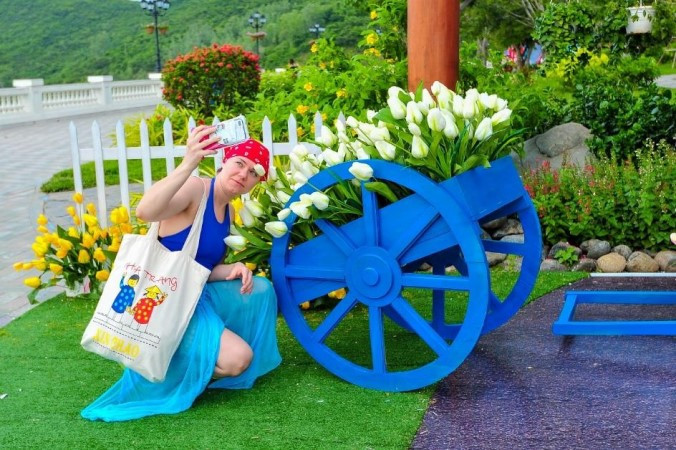 Các tiểu cảnh Tulip được trang trí độc đáo trên dọc hành trình khám phá Đồi Vạn Hoa, thu hút những du khách nước ngoài tranh thủ “sống ảo” với mùa hoa tuylip sớm nhất trong năm trên thế giới. (Ảnh: CTV)