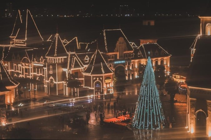 Những phút giây tĩnh lặng cuối ngày sẽ càng thêm đáng nhớ khi cùng nhau dạo bước và hít hà không khí lành lạnh của biển Nha Trang. (Ảnh: CTV)