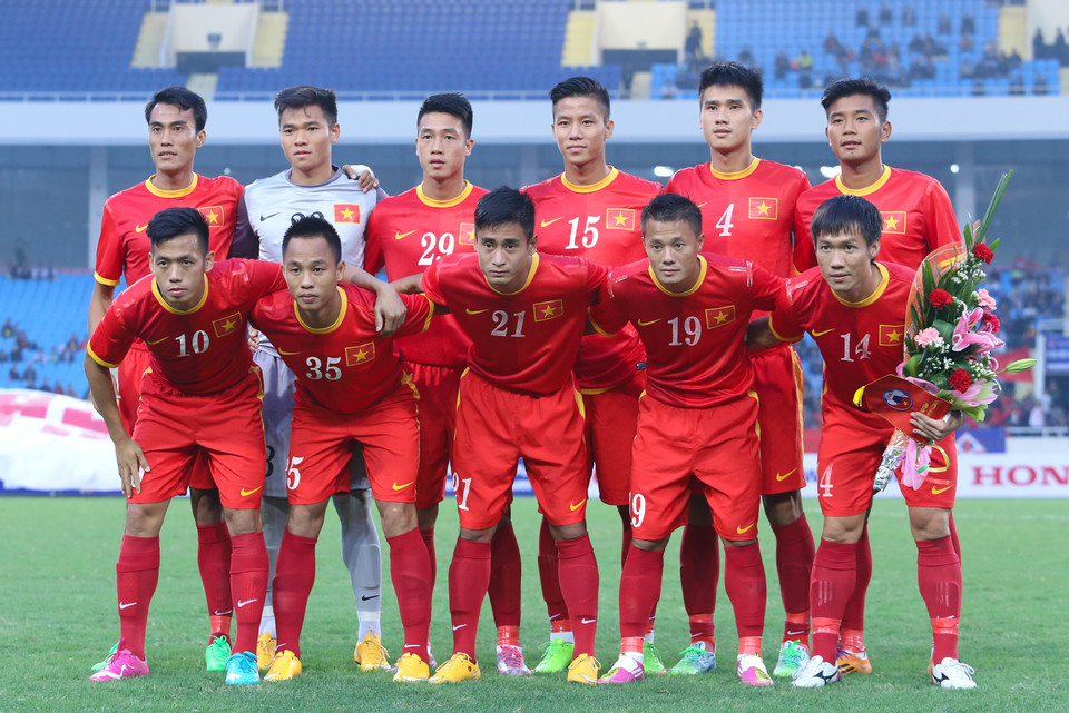 Đội hình tuyển Việt Nam thay đổi 9/11 vị trí so với trận gặp Palestine. Hai công thần Phước Tứ (ngoài cùng bên trái, hàng trên) và Tấn Tài (số 14) là những người còn giữ được vị trí. (Ảnh: Minh Chiến/Vietnam+)
