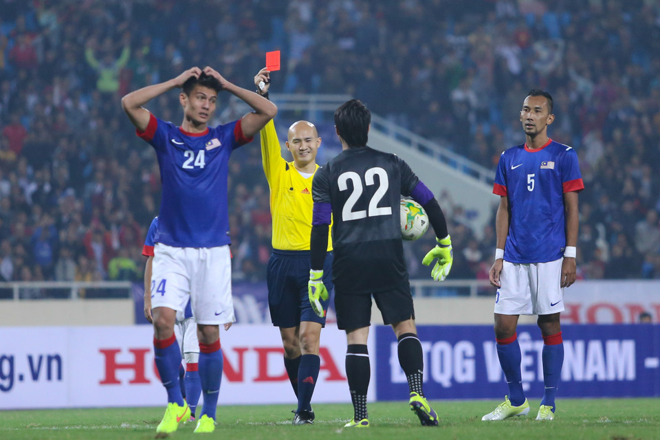 Thế trận chỉ thực sự đảo chiều cho Việt Nam khi Mohd Muslim Ahmad (24) nhận thẻ đỏ ở phút 48. (Ảnh: Minh Chiến/Vietnam+)