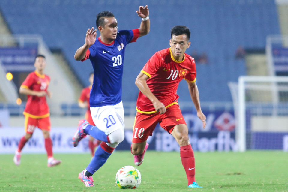 Văn Quyết chơi cực hay trước Malaysia và ghi bàn thứ hai trong hai trận liên tiếp. (Ảnh: Minh Chiến/Vietnam+) Thắng lợi 3-1 trước Malaysia trong trận giao hữu tối qua (16/11) đã giúp ông Toshiya Miura có những nhận định rõ ràng hơn về tình hình hàng công tuyển Việt Nam. Theo đó, Văn Quyết xứng đáng đá chính còn Công Vinh cần thể hiện nhiều hơn. Số 10 của tuyển Việt Nam đã ghi bàn trong hai trận liên tiếp trước Palestine và Malaysia - những đội bóng mạnh. Cùng thời điểm ấy, ngôi sao số một của tuyển Việt Nam Lê Công Vinh đang chưa tìm được phong độ cao. Duy trì phong độ của số 10 và giúp số 9 có được sự tự tin sẽ là nhiệm vụ cực kỳ quan trọng của ông Miura trong ít ngày còn lại trước AFF Cup.