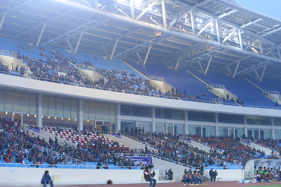 Khán giả tới Mỹ Đình đông hơn một chút so với trận gặp Palestine. Con số rơi vào khoảng 5000 người. (Ảnh: Minh Chiến/Vietnam+)