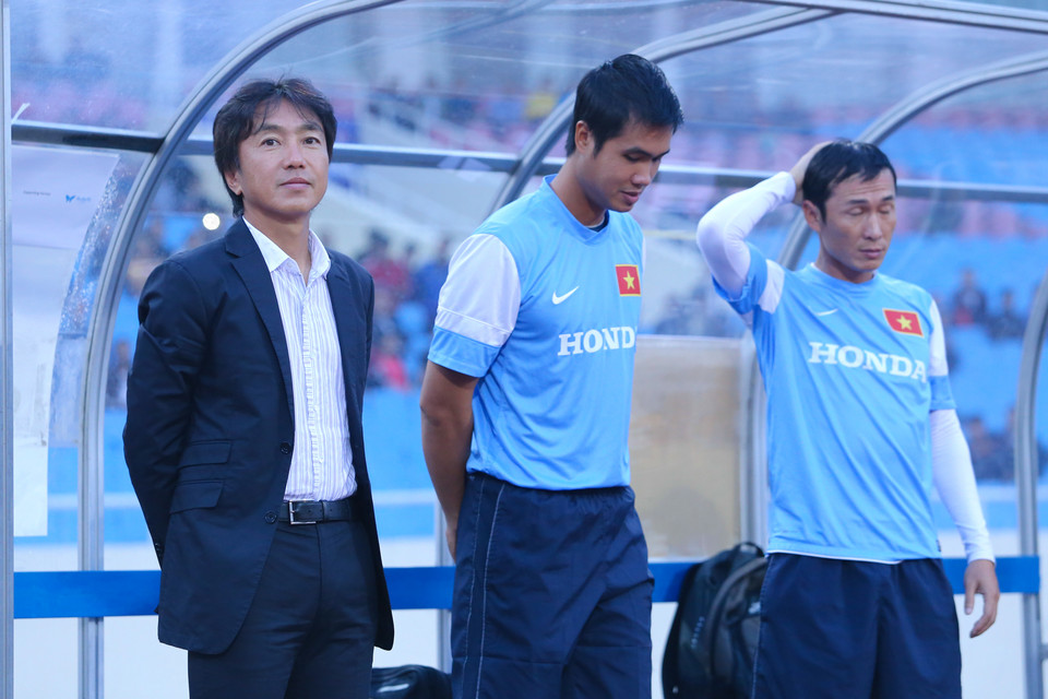 Huấn luyện viên Toshiya Miura trở về Việt Nam sau khi "do thám" trận Indonesia - Syria. Ông không muốn giao trận giao hữu cuối cùng của đội tuyển cho các trợ lý. (Ảnh: Minh Chiến/Vietnam+)