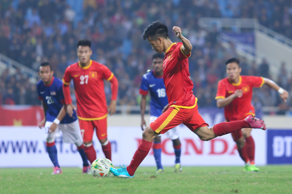 8 phút sau thẻ đỏ của Ahmad, Văn Quyết tiếp tục khẳng định anh xứng đáng có suất đá chính khi tự kiếm về một quả phạt đền và trực tiếp lập công. (Ảnh: Minh Chiến/Vietnam+)