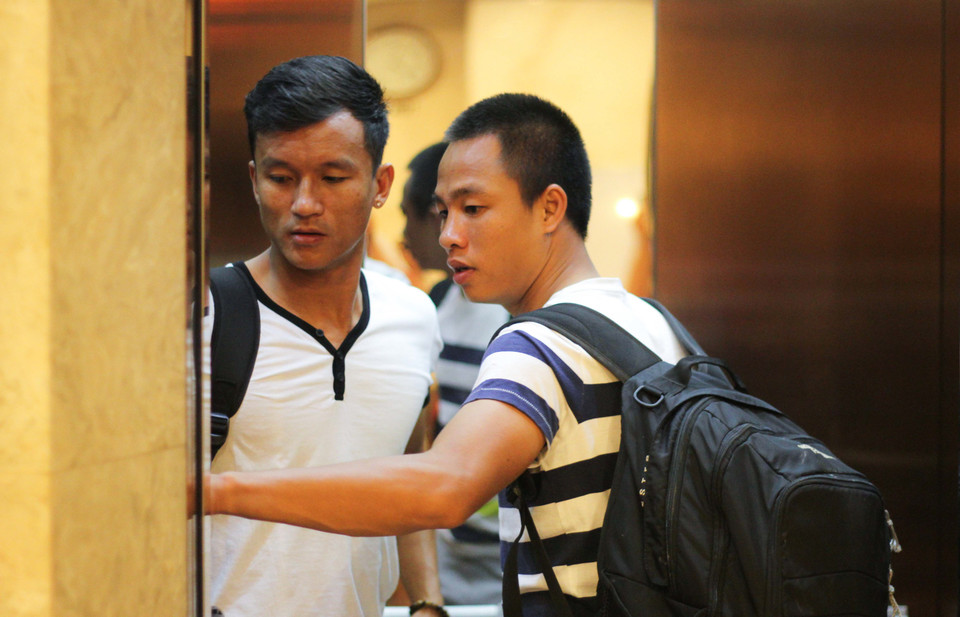 Mai Tiến Thành (áo trắng) và Xuân Thành là những cầu thủ phòng ngự chủ chốt của Bình Dương vừa đăng quang V-League. (Ảnh: Hiếu Lương/Vietnam+)