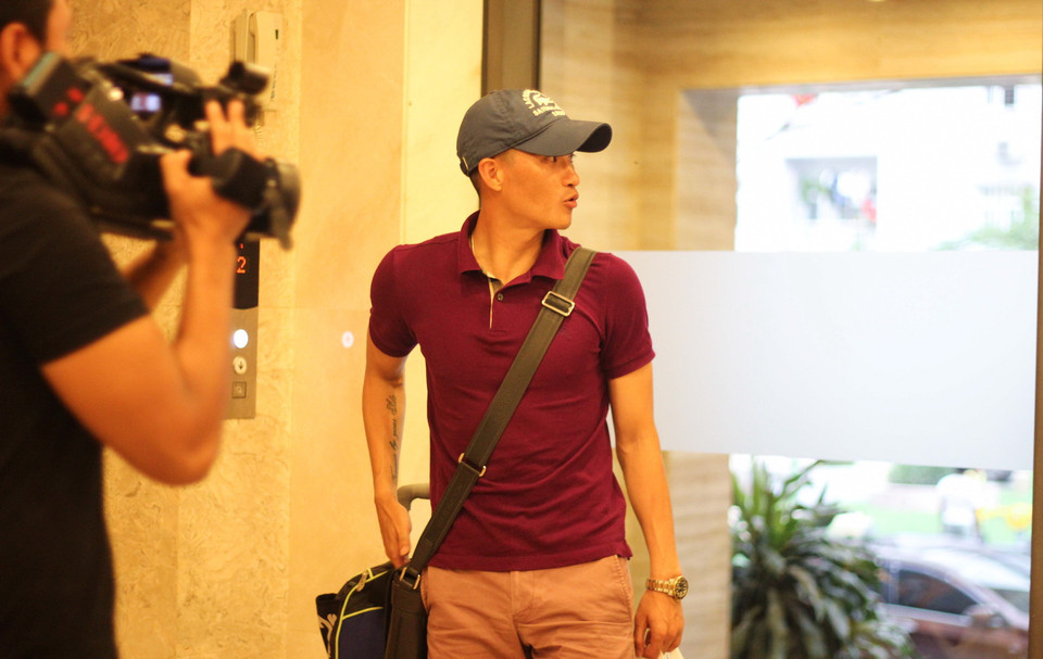 Tiền đạo đội trưởng Lê Công Vinh có mặt từ chiều tại khách sạn Bounty. (Ảnh: Hiếu Lương/Vietnam+) Đội tuyển Việt Nam đã chính thức hội quân hôm qua (2/9) ở khách sạn Bounty (Hà Nội) nhằm chuẩn bị cho trận gặp Đài Loan tại chiến dịch vòng loại World Cup 2018. 23 tuyển thủ đã có mặt tại khách sạn Bounty chiều qua. Họ sẽ có một ngày nghỉ ngơi 3/9 trước khi chính thức bước vào tập luyện sáng ngày 4/9. Sang ngày 5/9, huấn luyện viên Toshiya Miura và các cầu thủ sẽ lên đường bay sang Đài Loan trước khi ra sân hôm 8/9 gặp đội chủ nhà.