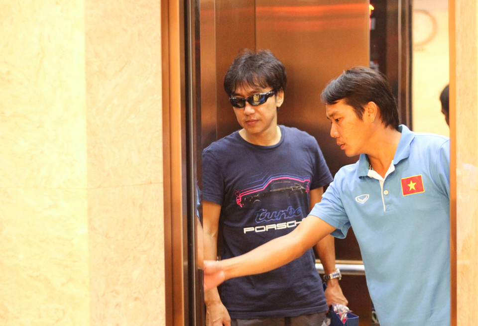 Huấn luyện viên Miura có buổi họp ngắn với các cầu thủ ngay sau khi tập trung. (Ảnh: Hiếu Lương/Vietnam+)