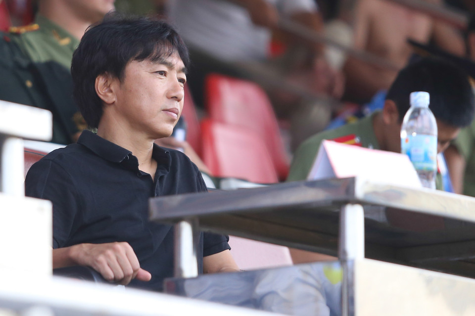 Huấn luyện viên trưởng tuyển Việt Nam Toshiya Miura dự khán trận đấu cuối cùng trước khi đội tuyển hội quân ngày hôm sau. (Ảnh: Minh Chiến/Vietnam+)