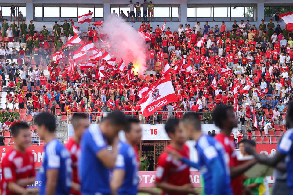 Pháo sáng rực cháy trên khán đài Lạch Tray ngay từ đầu trận báo hiệu một trận cầu không hề dễ dàng cho đội khách. (Ảnh: Minh Chiến/Vietnam+)