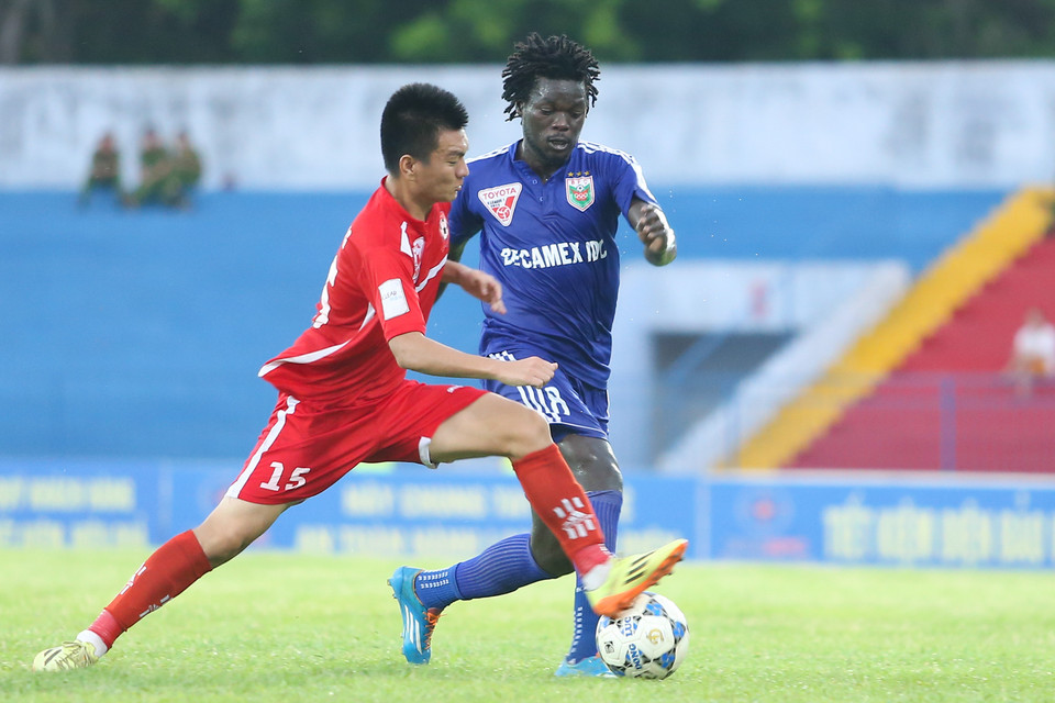 Những cầu thủ chủ nhà đã chơi hết mình, dựng 'xe bus hai tầng' quyết tâm ngăn Bình Dương bước lên ngôi vương. (Ảnh: Minh Chiến/Vietnam+)