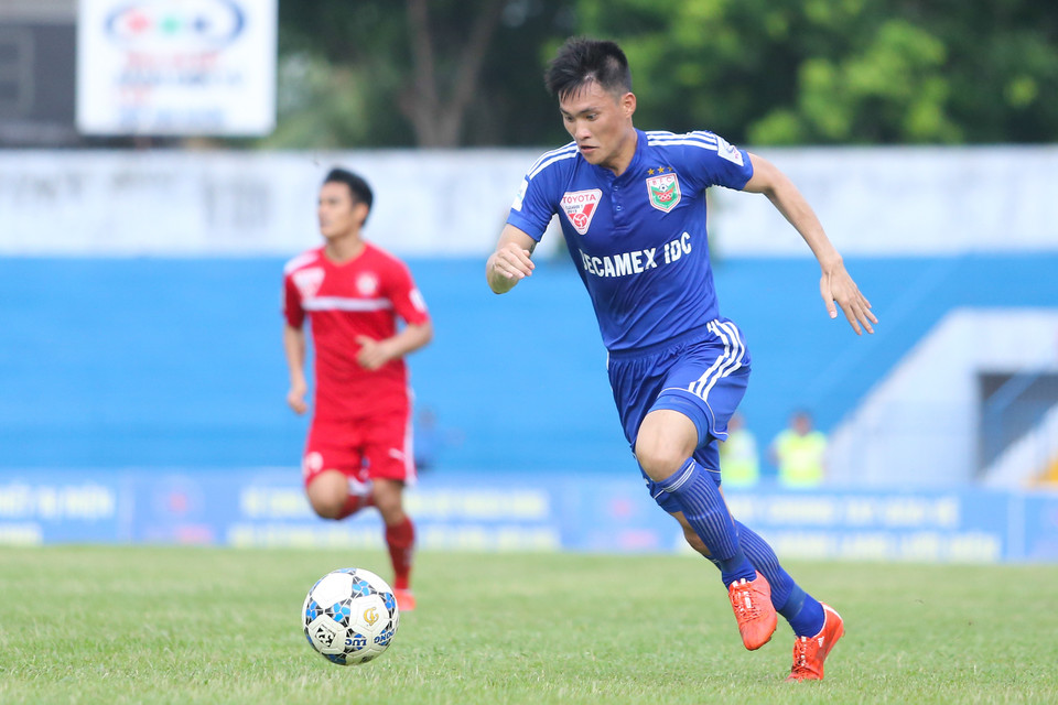 Quyết tâm vô địch giúp Bình Dương nhanh chóng làm chủ thế trận và ào lên phần sân đối thủ. (Ảnh: Minh Chiến/Vietnam+)