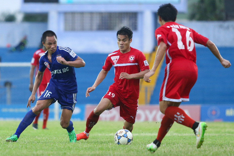 Vương Quốc Trung (19) trong một nỗ lực tranh chấp với Xuân Thành (áo xanh) bên phía Bình Dương. (Ảnh: Minh Chiến/Vietnam+)