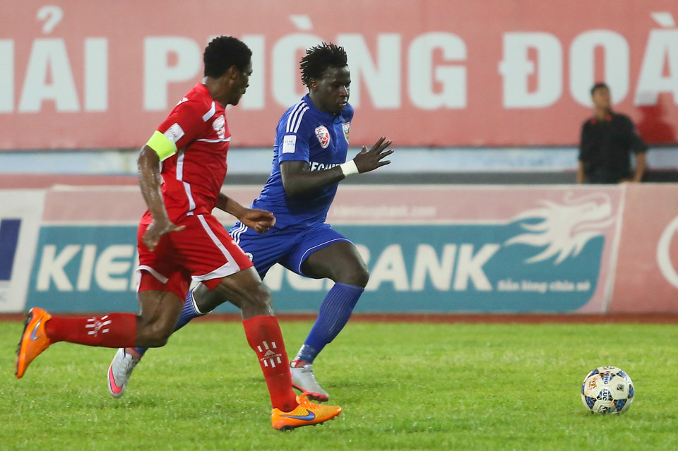 Đội trưởng Lê Văn Phú trong ngày thay thế Minh Châu đã chơi rất hay và vô hiệu hóa được ngoại binh Abass. Kết quả 0-0 là phần thưởng xứng đáng cho chủ nhà. (Ảnh: Minh Chiến/Vietnam+)