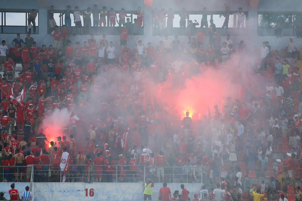 Khán đài B Lạch Tray bị phủ kín trong khói bụi khi pháo sáng đã bùng lên rất nhiều lần trong trận đấu. (Ảnh: Minh Chiến/Vietnam+)
