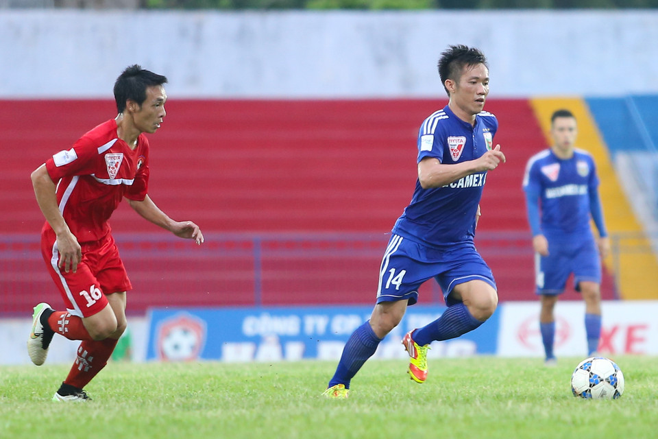 Tấn Tài, Công Vinh - những nội binh tốt nhất của Bình Dương đều được tung vào sân ngay từ đầu trận. (Ảnh: Minh Chiến/Vietnam+)