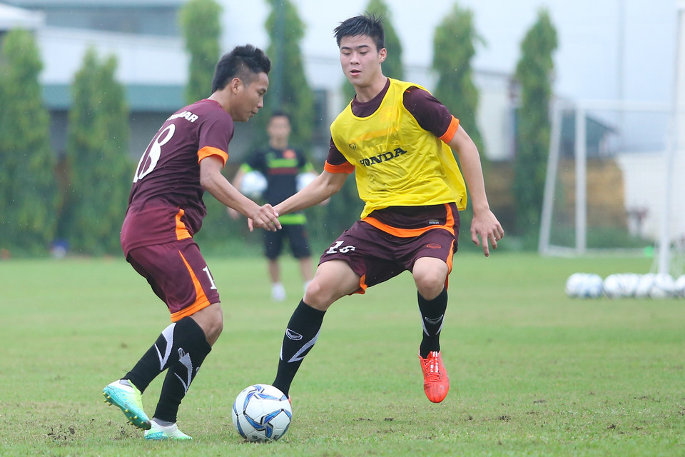 Hữu Dũng và Duy Mạnh (áo vàng) là hai trong số những ngôi sao trẻ mới nổi của tuyển Việt Nam. (Ảnh: Minh Chiến/Vietnam+)