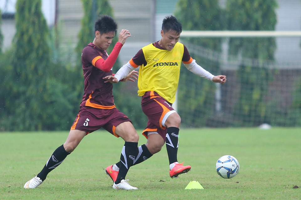 Đội tuyển Việt Nam đã ngay lập tức tập nặng và đấu đối kháng trong buổi tập luyện chính thức đầu tiên hôm qua (4/9). (Ảnh: Minh Chiến/Vietnam+) Huấn luyện viên Toshiya Miura đã lên một giáo án khá nặng cho đội tuyển Việt Nam trong buổi tập đầu tiên ngày hôm qua (4/9) nhằm giúp các cầu thủ sớm lấy lại phong độ đỉnh cao trước thềm trận gặp Đài Loan tại vòng loại World Cup 2018. Đội tuyển Việt Nam của ông Miura sẽ chỉ có chưa đầy một tuần tập luyện, tính cả thời gian di chuyển, nghỉ ngơi và hồi phục. Đó là lý do khiến ông Miura đề ra giáo án nặng. Huấn luyện viên người Nhật Bản muốn các học trò “nhớ lại” cảm giác thi đấu với những cầu thủ đẳng cấp cao trong thời gian ngắn nhất./.