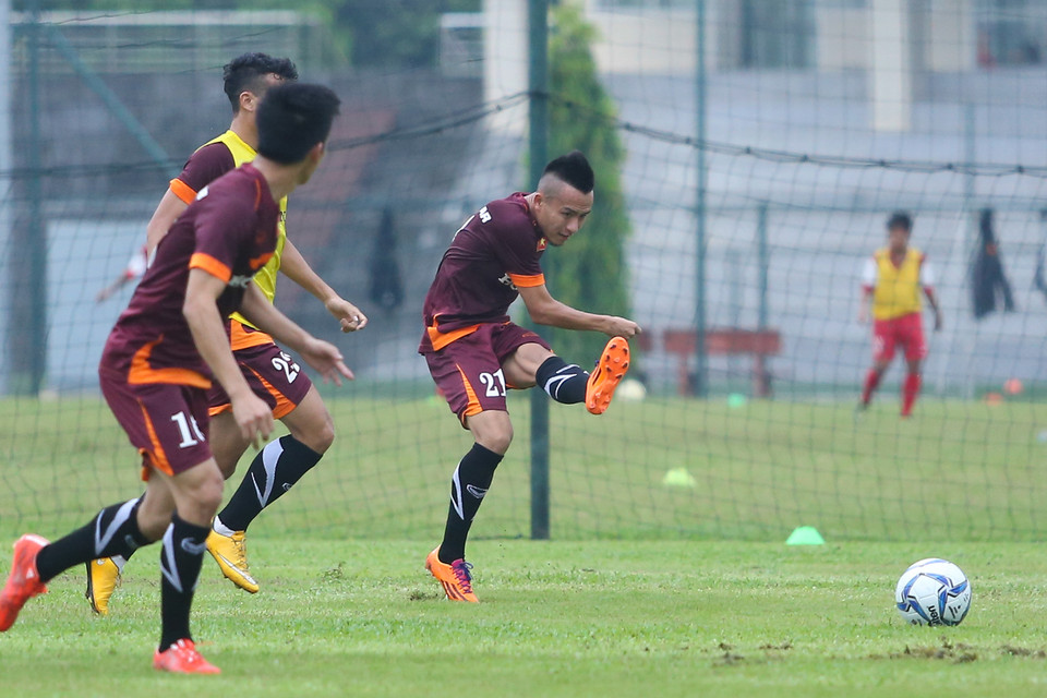 Huy Toàn (số 21) sẽ tiếp tục là lựa chọn hàng đầu ở vị trí tiền vệ trái của tuyển Việt Nam. (Ảnh: Minh Chiến/Vietnam+)
