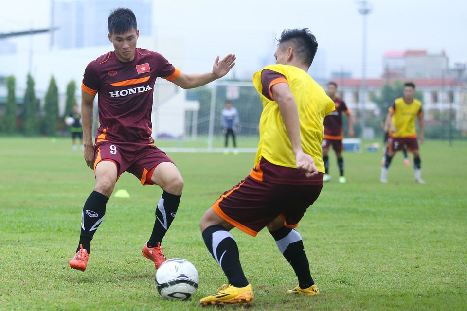 Công Vinh (áo nâu) vẫn tỏ ra sung sức. Anh là cầu thủ giàu kinh nghiệm nhất đội tuyển hiện nay. (Ảnh: Minh Chiến/Vietnam+)