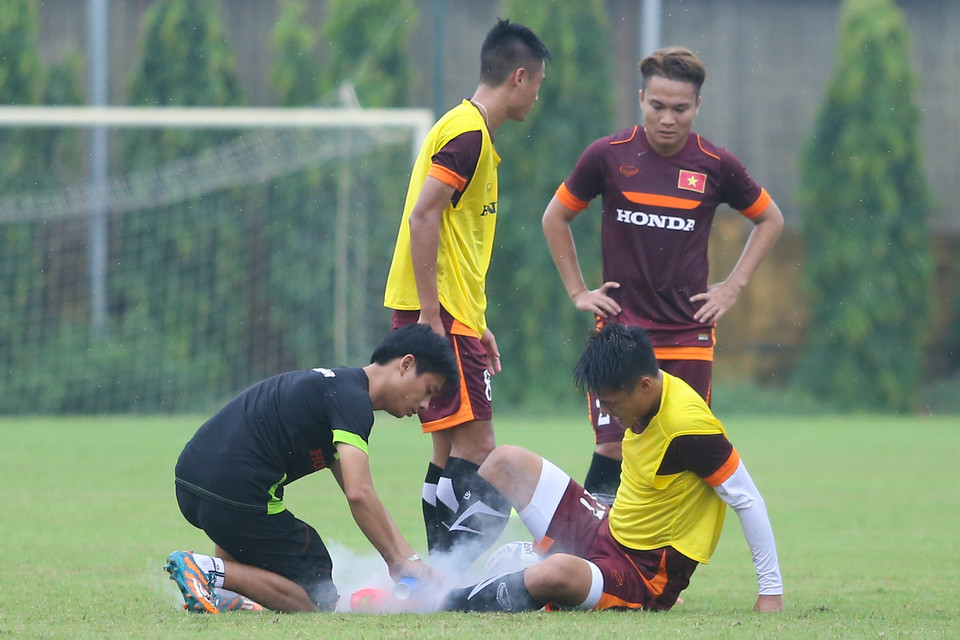 Anh suýt nữa đã dính chấn thương nặng và phải nhờ tới sự hỗ trợ của đội ngũ bác sỹ. (Ảnh: Minh Chiến/Vietnam+)