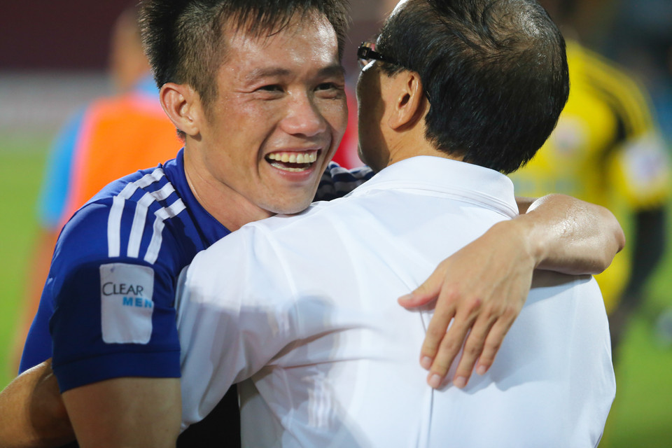 Tấn Tài xúc động trong lễ đăng quang của Bình Dương ngay trên sân Lạch Tray - nơi anh từng thi đấu ở mùa bóng trước. (Ảnh: Minh Chiến/Vietnam+)