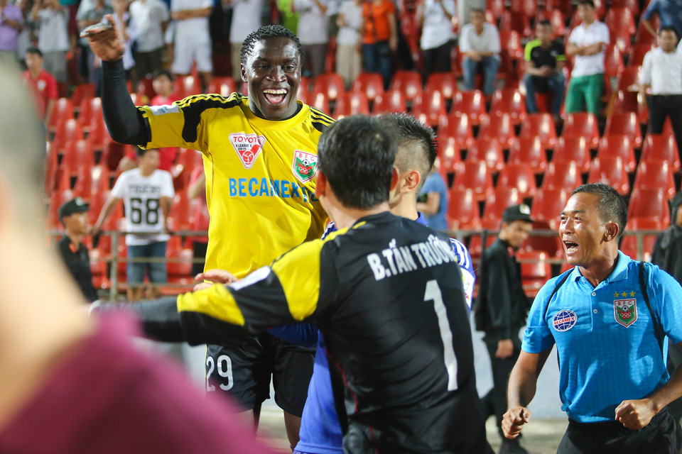 Thủ thành Tấn Trường và Quốc Thiện Esele bỏ qua cuộc chiến trong khung thành để ăn mừng danh hiệu V-League thứ tư trong lịch sử của Bình Dương. (Ảnh: Minh Chiến/Vietnam+)