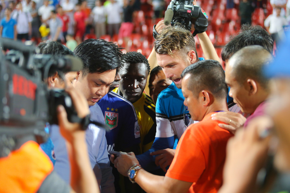 Simic ồ lên sung sướng khi tiếng còi kết thúc trận đấu của Thanh Hóa vang lên. Đội nhì bảng thua 3-4 trước đối thủ QNK Quảng Nam. (Ảnh: Minh Chiến/Vietnam+)