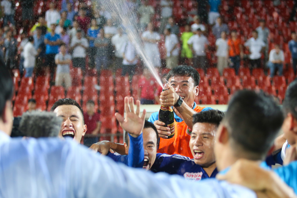 Champagne được bật để ăn mừng chức vô địch của đội bóng. V-League 2015 đã chứng kiến cuộc đua song mã cực kỳ hấp dẫn giữa Thanh Hóa với Bình Dương suốt nửa mùa giải. (Ảnh: Minh Chiến/Vietnam+)