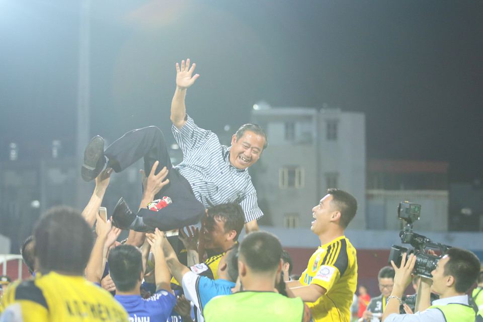 Chủ tịch Nguyễn Minh Sơn được tung hô trong chiến công của đội bóng. (Ảnh: Minh Chiến/Vietnam+)