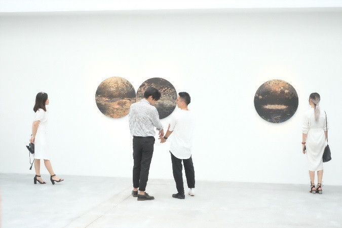 Khán giả cùng hòa với không gian nghệ thuật của Tỏa 2 (Ảnh: PV)