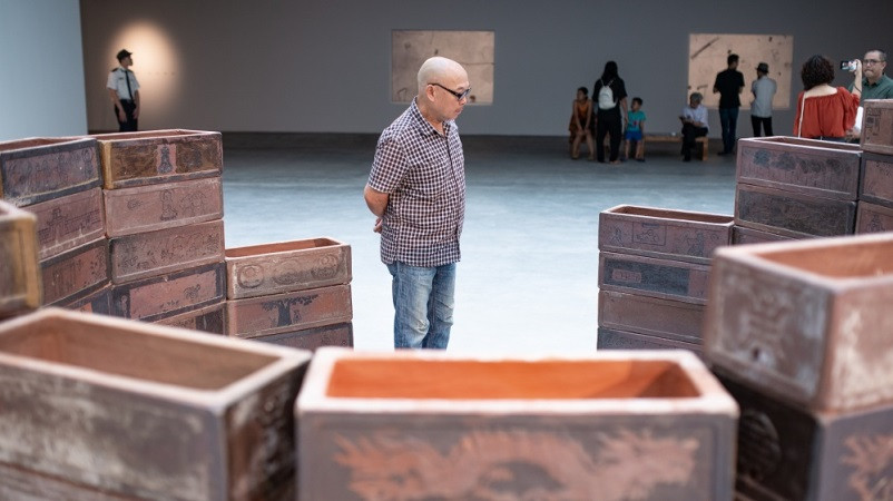 Họa sĩ Thành Chương tại triển lãm Tỏa 2. (Ảnh: PV)