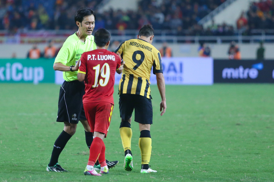 Thành Lương cũng hành động tương tự, thậm chí anh còn dìu cầu thủ Malaysia nhanh chóng ra sân khi thay người. (Ảnh: Minh Chiến/Vietnam+)