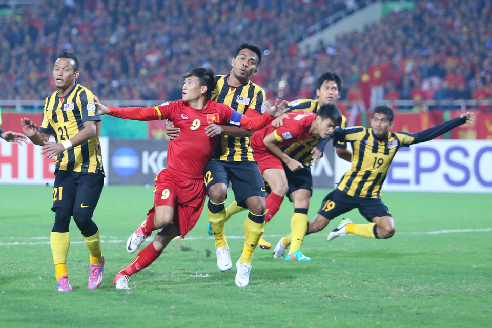 Tuyển Việt Nam đã nỗ lực rất nhiều trong hiệp hai với Công Vinh là đầu tàu. (Ảnh: Minh Chiến/Vietnam+)