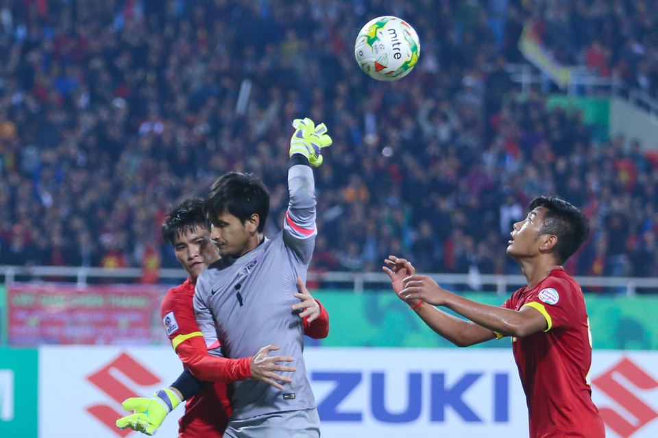 Anh thể hiện một tinh thần chiến đấu tuyệt vời, nỗ lực tận dụng từng giây phút. Trong ảnh là cảnh Công Vinh đòi lại bóng từ tay thủ môn Malaysia đang cố câu giờ. (Ảnh: Minh Chiến/Vietnam+)