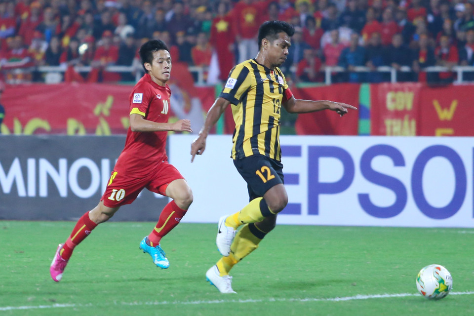 Đội chủ nhà nhận trái đắng ngay phút thứ 4 khi Safiq ghi bàn từ một quả phạt đền. (Ảnh: Minh Chiến/Vietnam+)