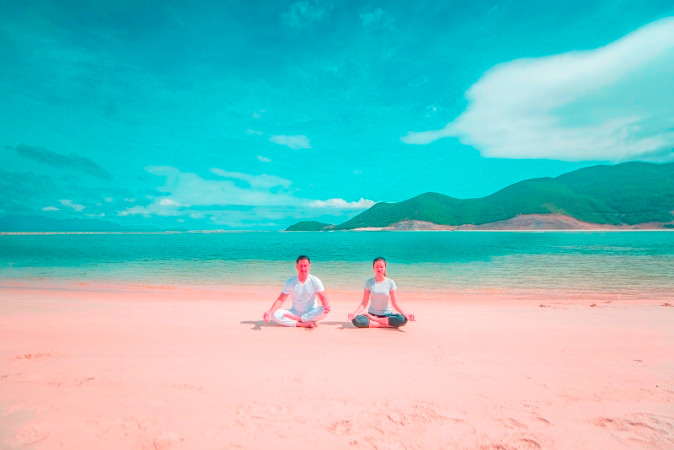 Chương trình chiếu phim trên bãi biển, lớp học yoga là những dịch vụ hoàn toàn mới theo tiêu chuẩn 5 sao trên toàn hệ thống Vinpearl. (Nguồn: Vingroup)